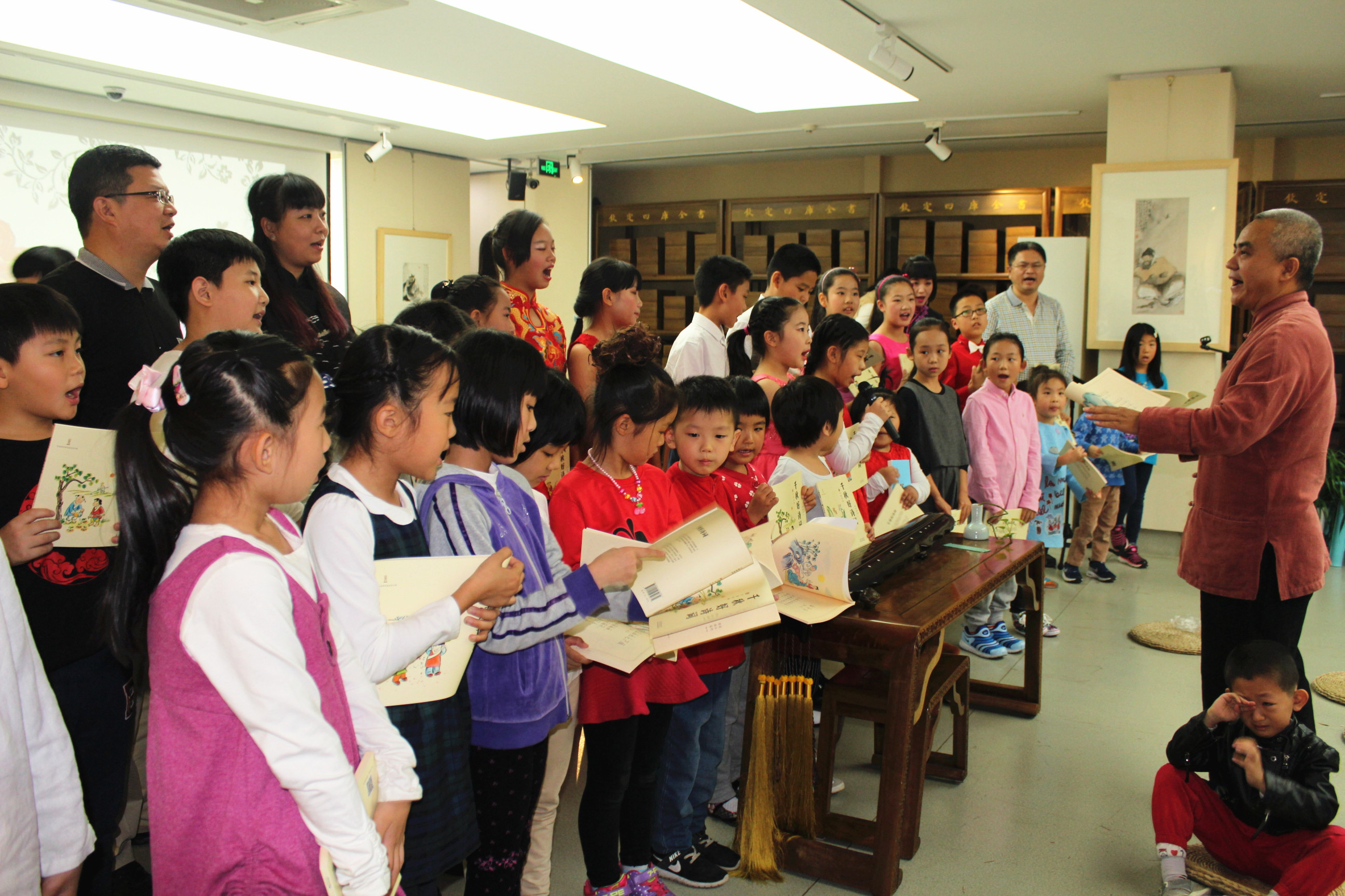 十月文學(xué)月“親子誦讀” 國(guó)學(xué)教育推廣中的一盞溫馨明燈